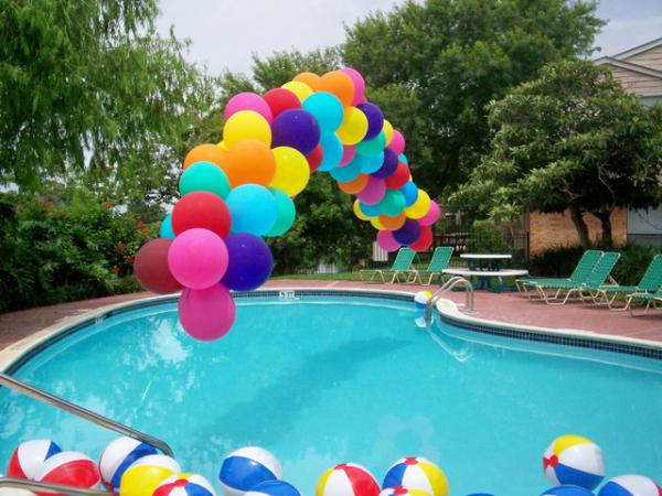 5 maneras de prepararse para una fiesta familiar en la piscina