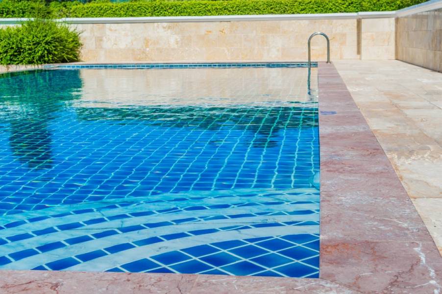 7 mitos comunes sobre las piscinas desmentidos