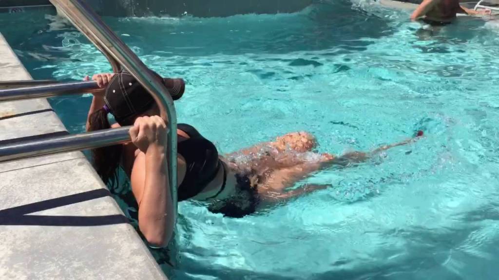 como perder peso en la piscina 12 ejercicios acuaticos esenciales para quemar grasa