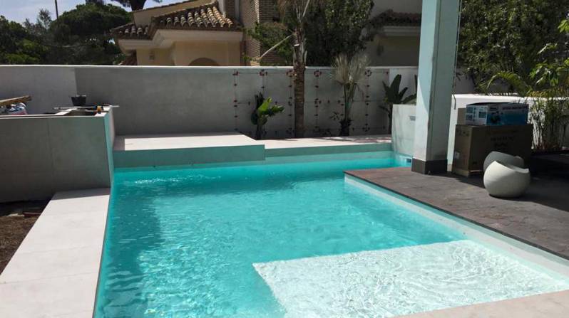 debe tener accesorios para piscinas sobre el suelo e1688135495131