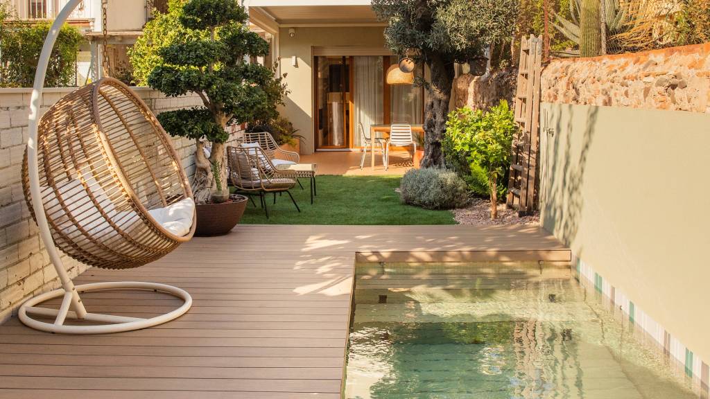echa un vistazo a estas impresionantes cubiertas de piscinas para piscinas sobre el suelo