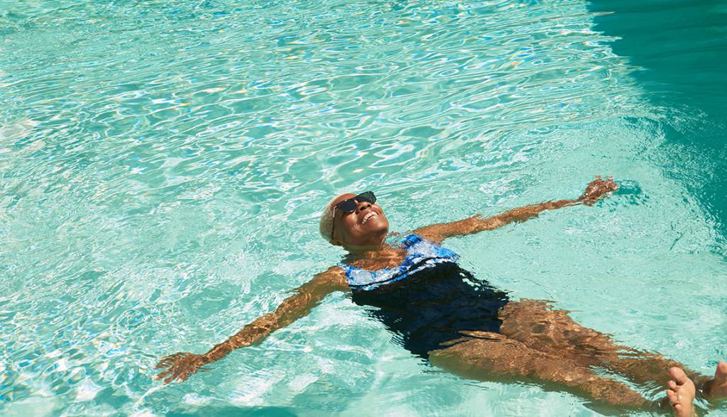 por que ir de vacaciones cuando puede quedarse junto a la piscina