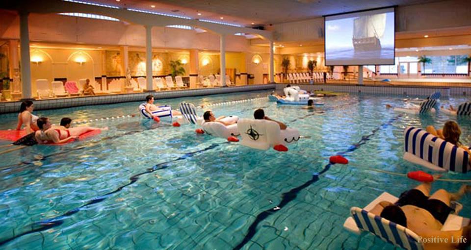 sala-de-cine-sumergible-vea-una-pelicula-en-su-piscina Sala de cine sumergible: vea una película en su piscina